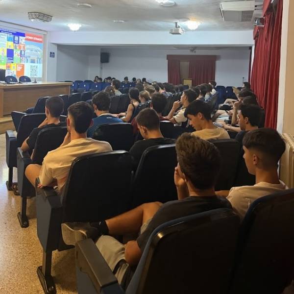 Bienvenida a los colegiales con la presencia de María Fernández Cabezas